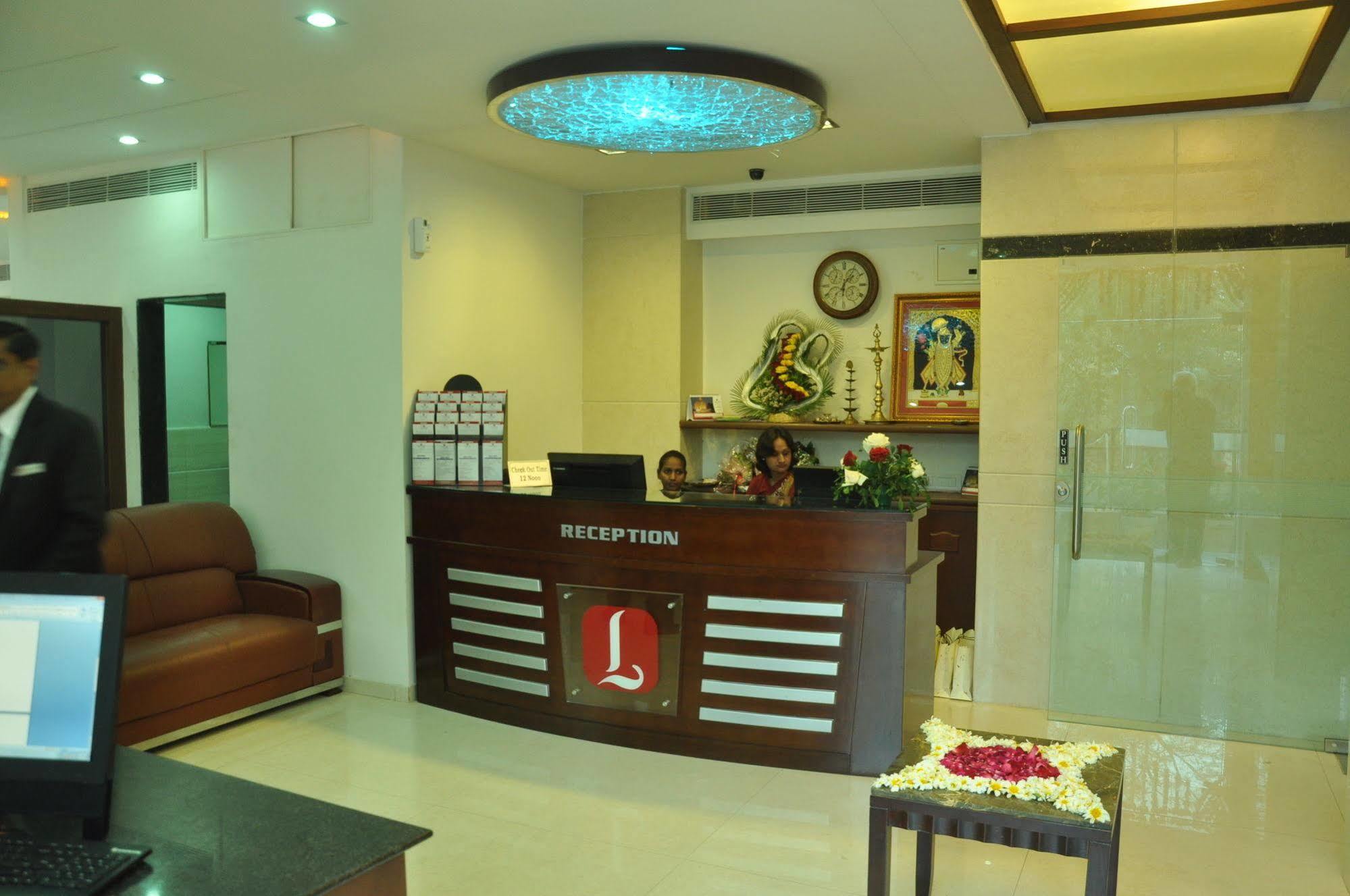 Treebo Trend Hotel Parker Ahmedabad Extérieur photo