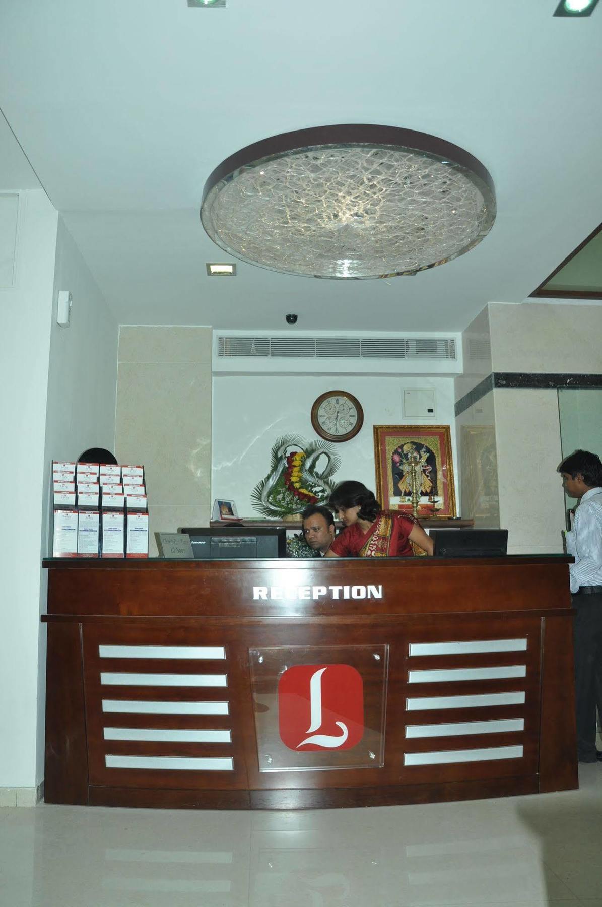 Treebo Trend Hotel Parker Ahmedabad Extérieur photo