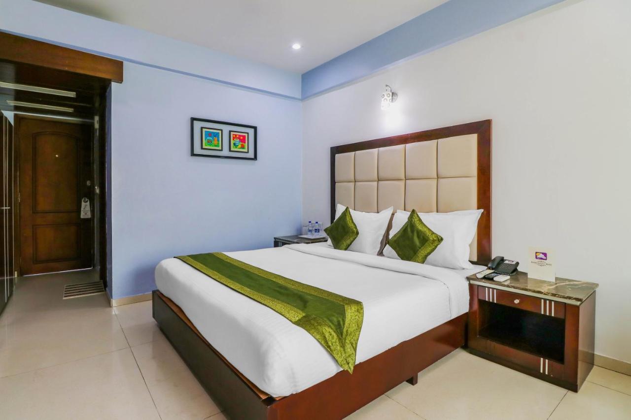 Treebo Trend Hotel Parker Ahmedabad Extérieur photo