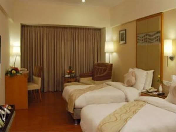 Treebo Trend Hotel Parker Ahmedabad Extérieur photo